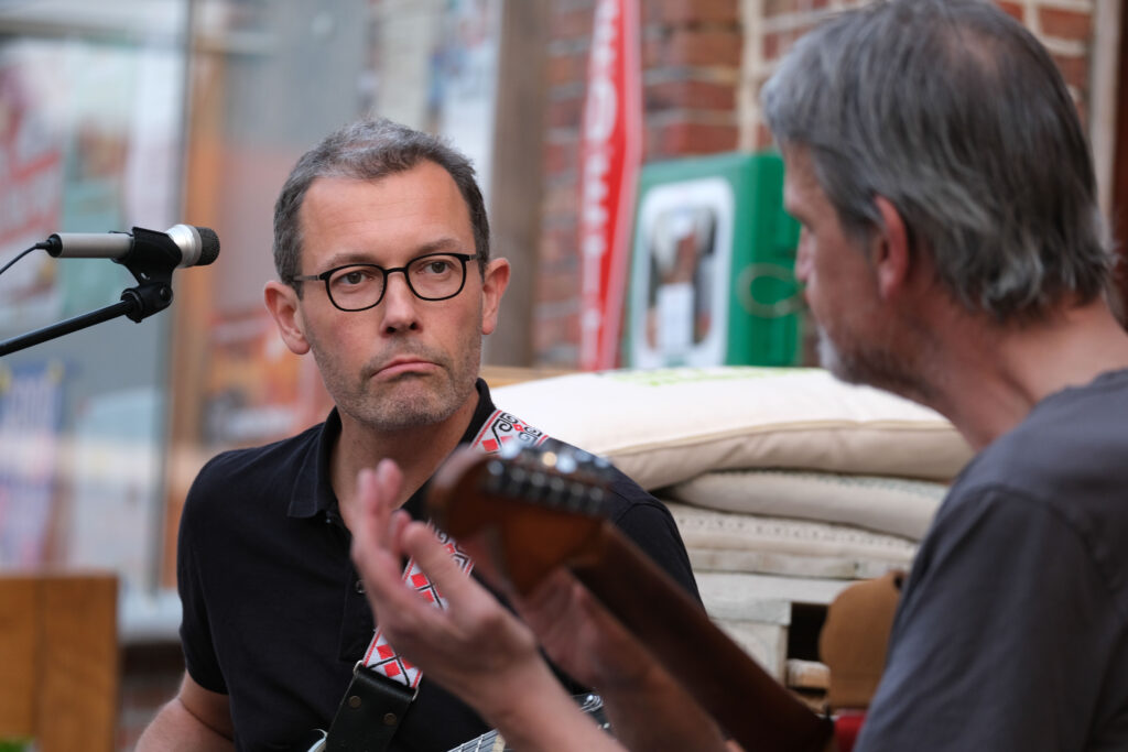 Rudy Trouvé en Elko Blijweert speelden op 23/07 een set aan parels uit het Heaven Hotel Songbook. Wij tekenden present in Berlaar en zagen en hoorden dat het goed was.