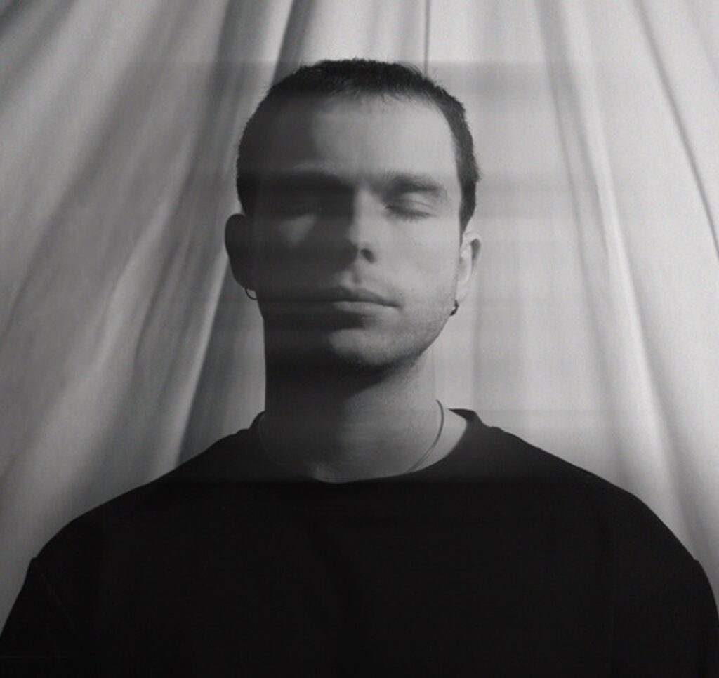 NOAH TATE © NOAH TATE