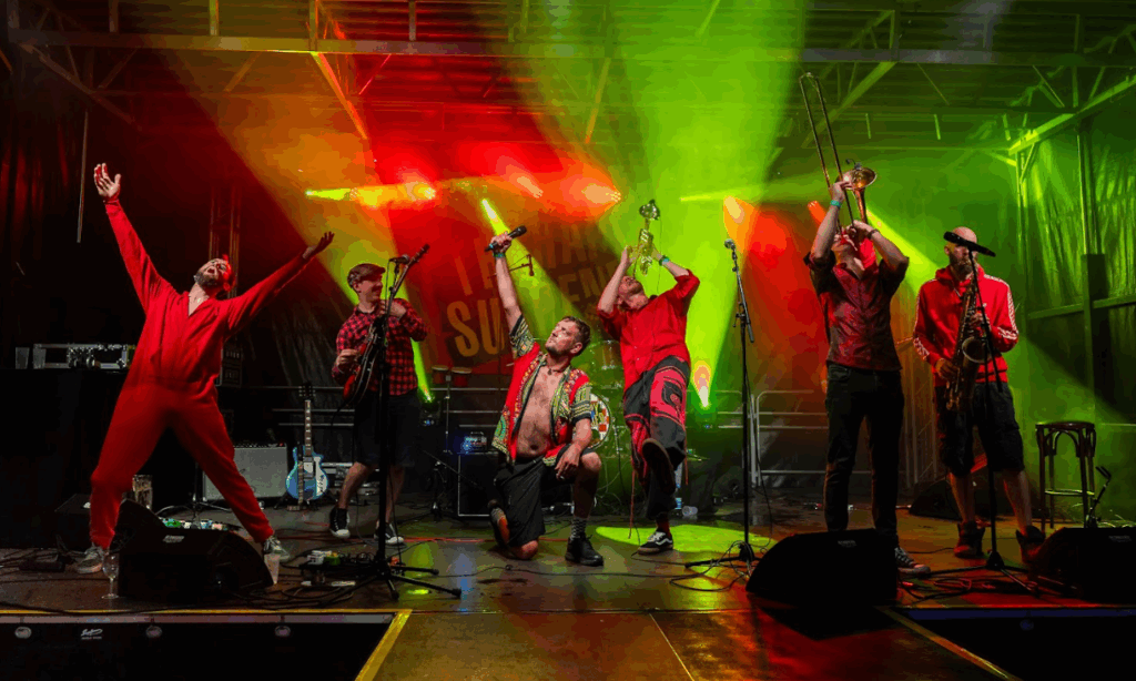 THE HAPPY SUSPENDED © THe Happy Suspended