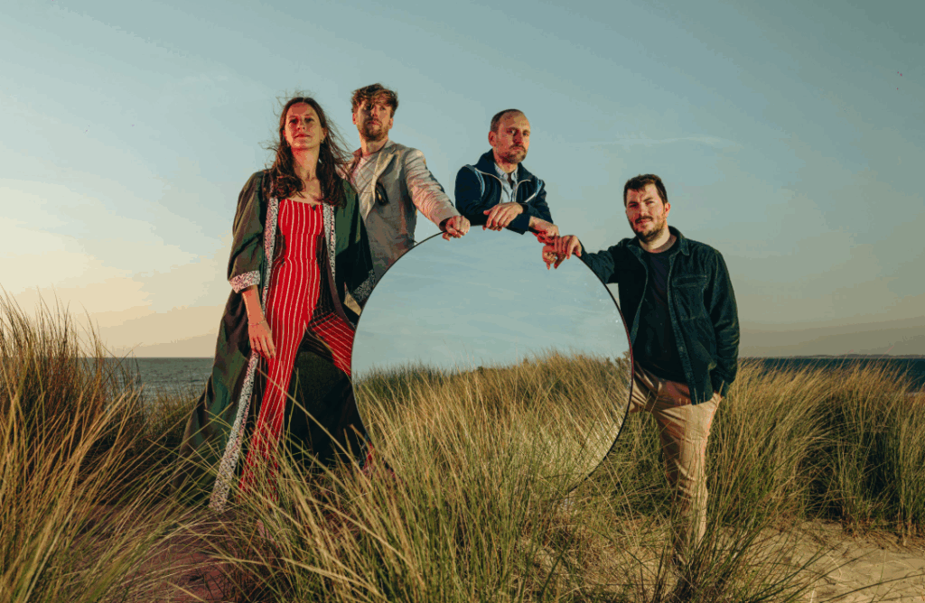 WAVE A WAY © Michiel Devijver